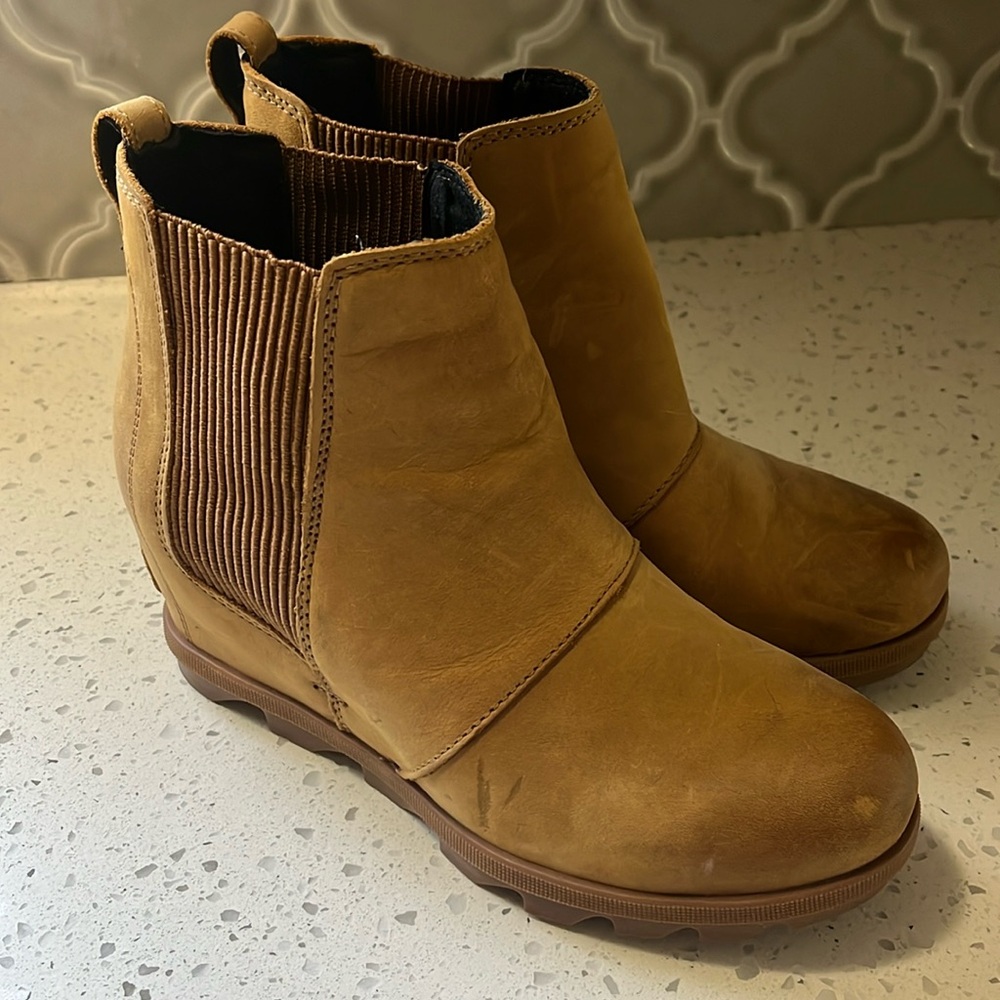 Sorel Women's Tan Chelsea Ankle Boots